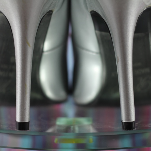 Roger Vivier Silver Leather Pumps - Picture 13 of 16